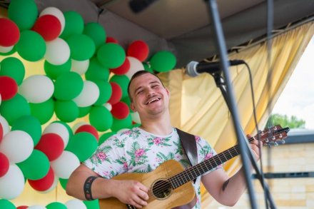 Patryk Demkowski śpiewa i gra na gitarze